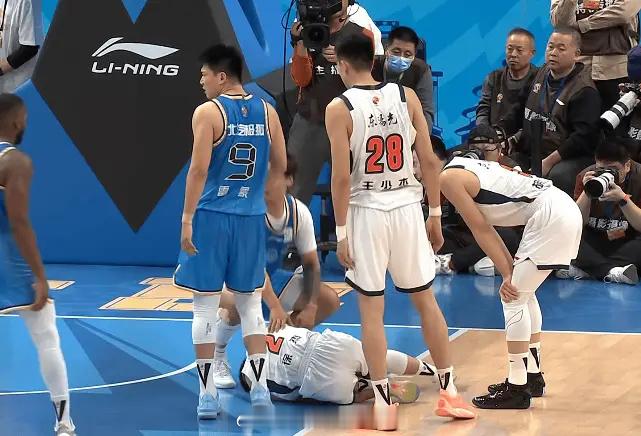 北京男篮vs广东男篮广东男篮现在成虫了？谁见谁欺！ 希望徐杰的伤势不要有大碍！ 