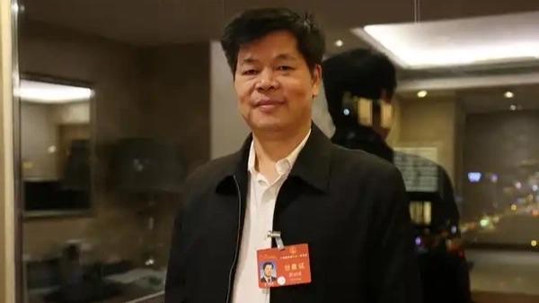 设立母亲养老金制度
全国人大代表郑功成在接受采访时表示，应通过法律与政策完善配套