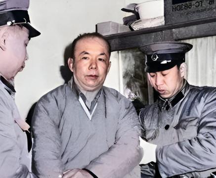 1983年深秋，北京东城一座寂静的小院里，一台昂贵的18寸进口彩电正闪烁着荧光，