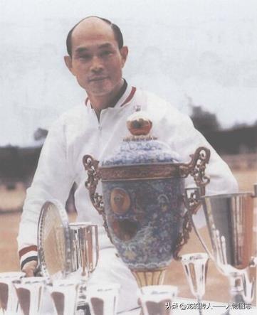 在1972一1977年间，霍英东先生连续六次获得全港网球公开赛双打冠军。