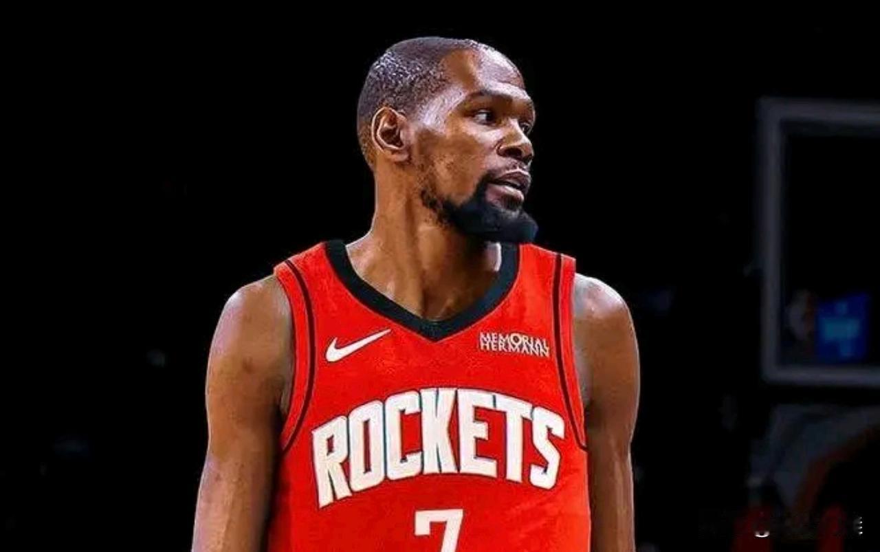 火箭今夏走的伤的全是进攻突击手，范乔丹，格林，白魔，狄龙，来的都是防守型工兵，比