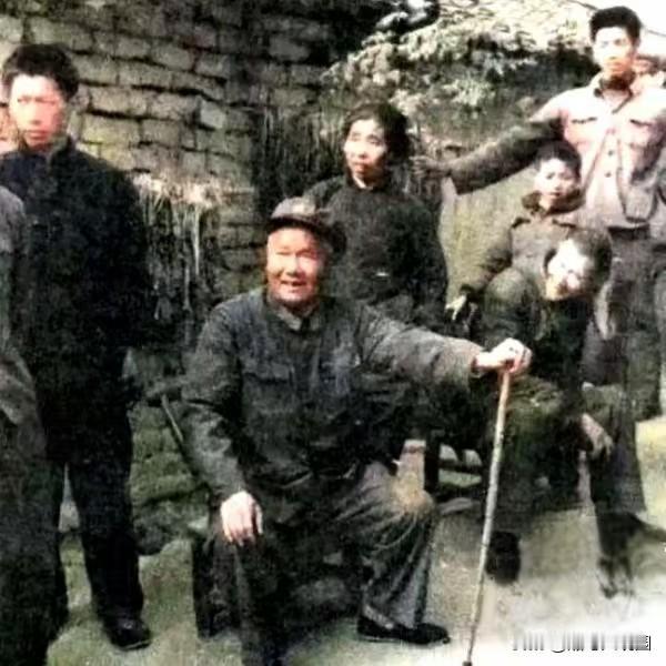 陈再道将军晚年回到麻城老家，和乡亲们座谈时，一起拍了这张珍贵的照片！老照片

