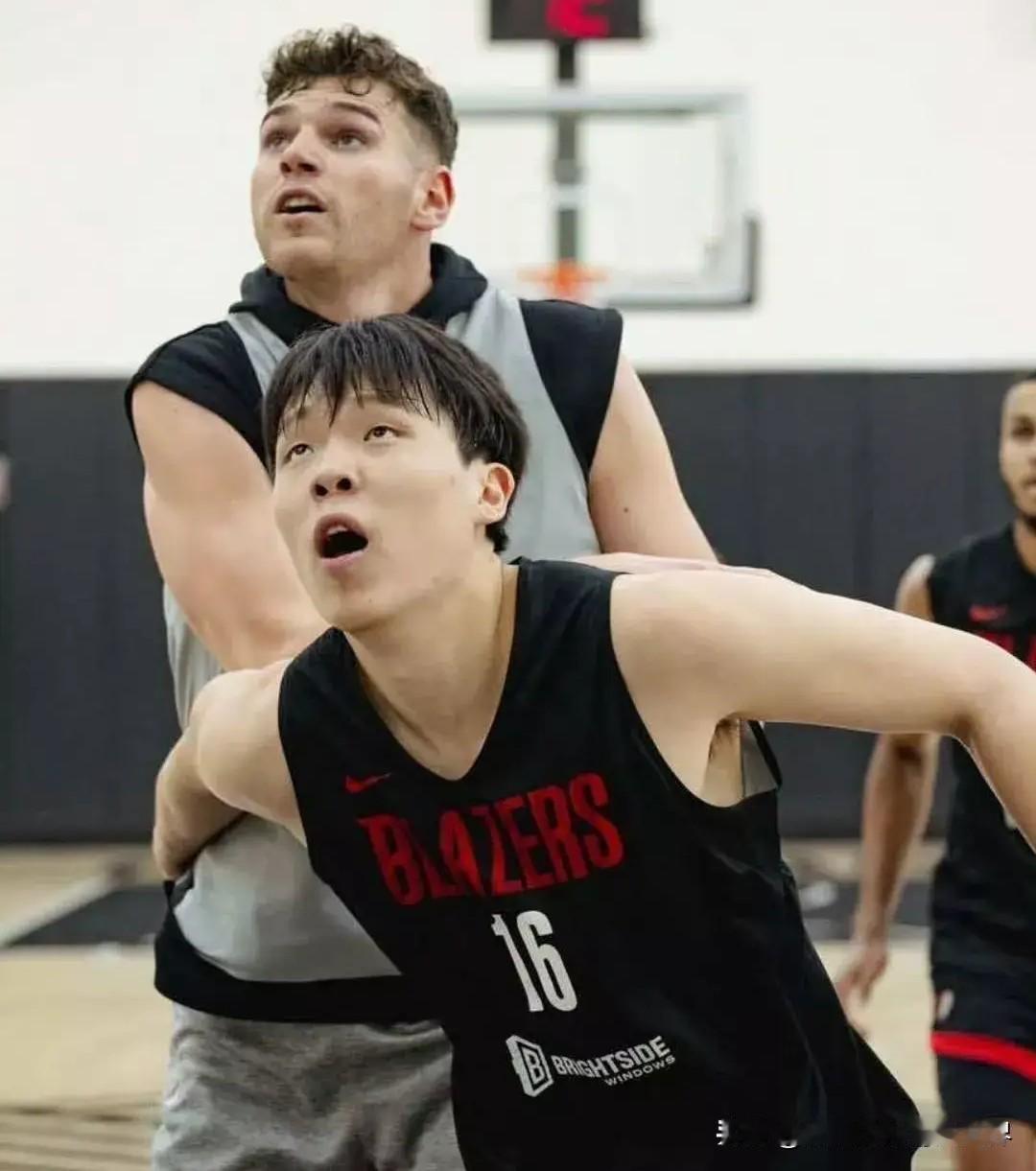 现在全网被怼最多的当属杨瀚森和他的漂亮女友了，前者因为在NBA常规赛表现糟糕而让