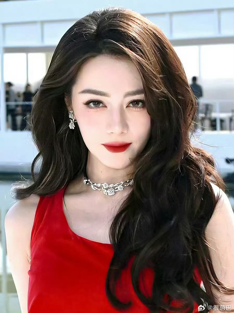 迪丽热巴[超话]迪奥全球品牌大使迪丽热巴 [心]迪奥二零二七夏季女装秀[舔屏] 