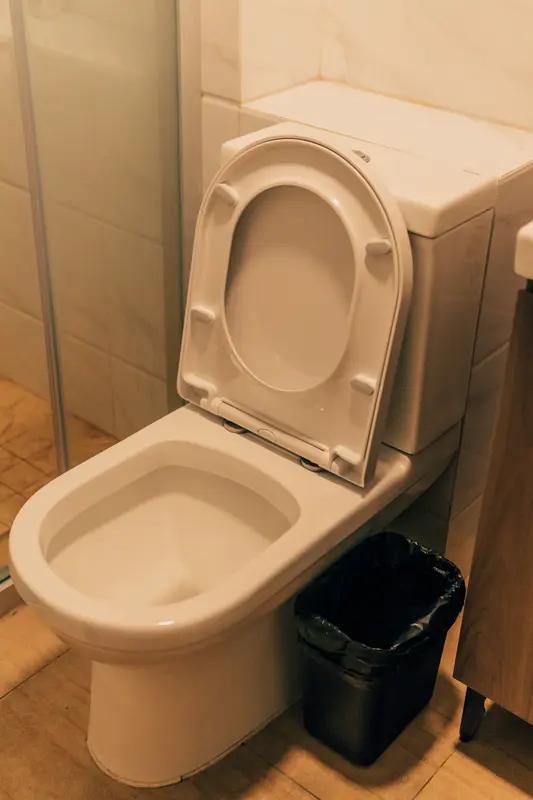 楼上邻居翻新装修，竟将卫生间改到了楼下厨房的正上方！大连男子吃饭时“恶心得难以下