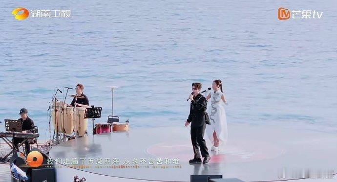 蔡程昱拉丹珠唱山河图点燃全场声起地平线氛围感直接拉满！灯光与歌声完美契合，两位歌