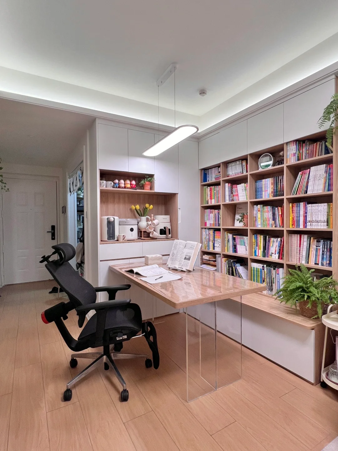 有了满墙书柜，怎么能少一张舒服的椅子呢？