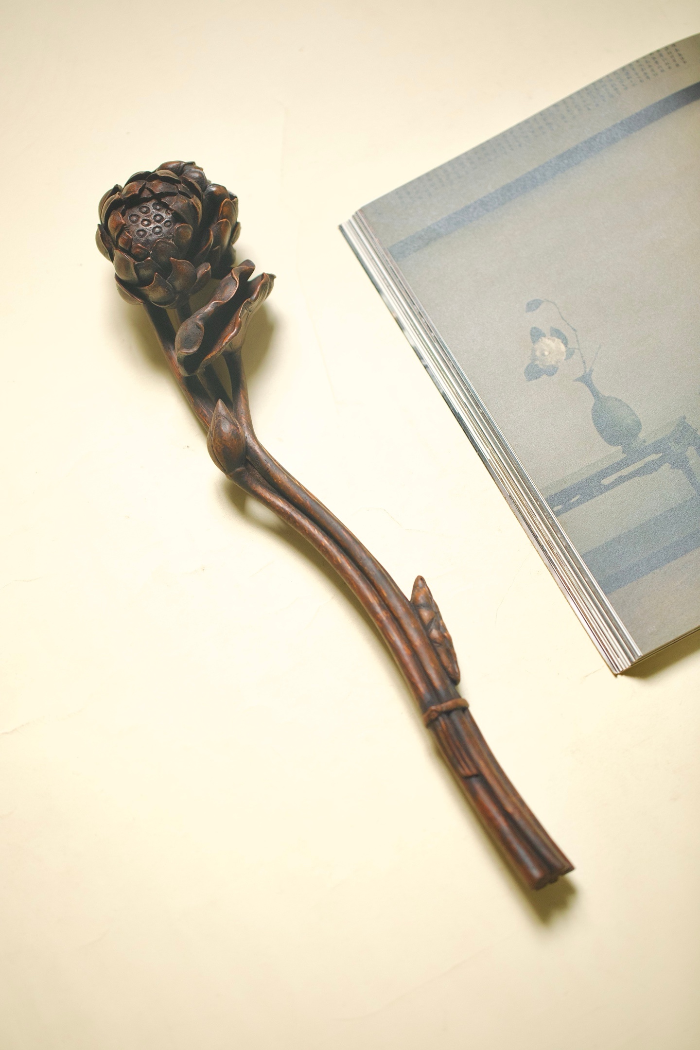 竹雕 | 荷花如意荷叶舒展如华盖，花瓣轻拢似合十，莲蓬饱满藏禅机。置于案头，仿佛