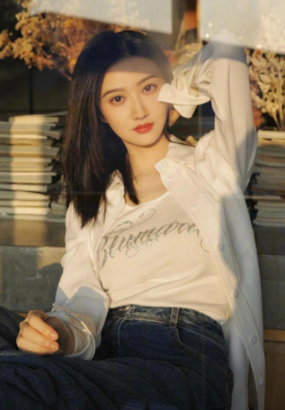 景甜的生活照也太绝了吧！每一张都透着自然又灵动的美，越品越有味道，不愧是大家喜欢