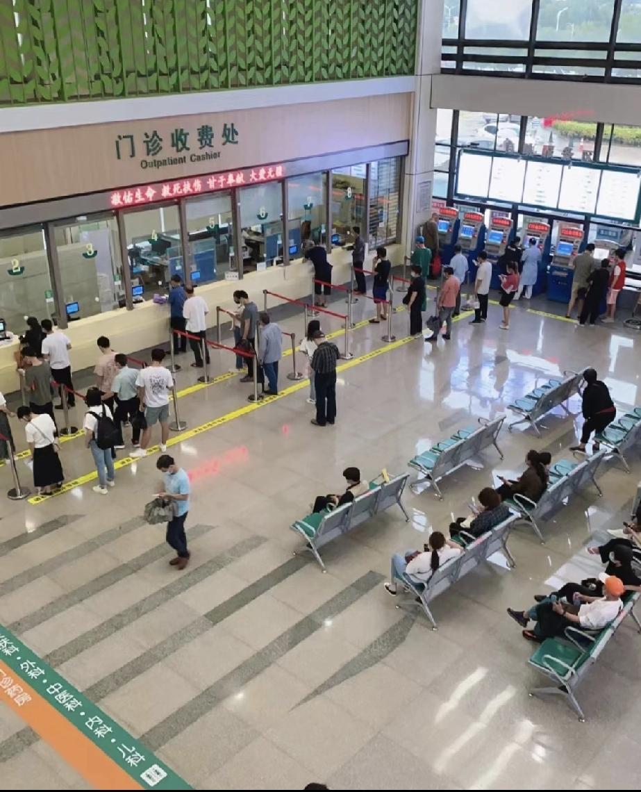 真心觉得，现在医院的新规太便民了！
 
以前去医院看门诊，所有人都要先充值、后看