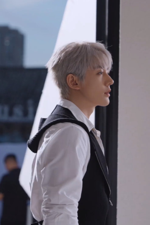 邓为优雅俊美银发小王子 镜头之外的邓为 镜头之外的邓为，邓为优雅俊美银发小王子，