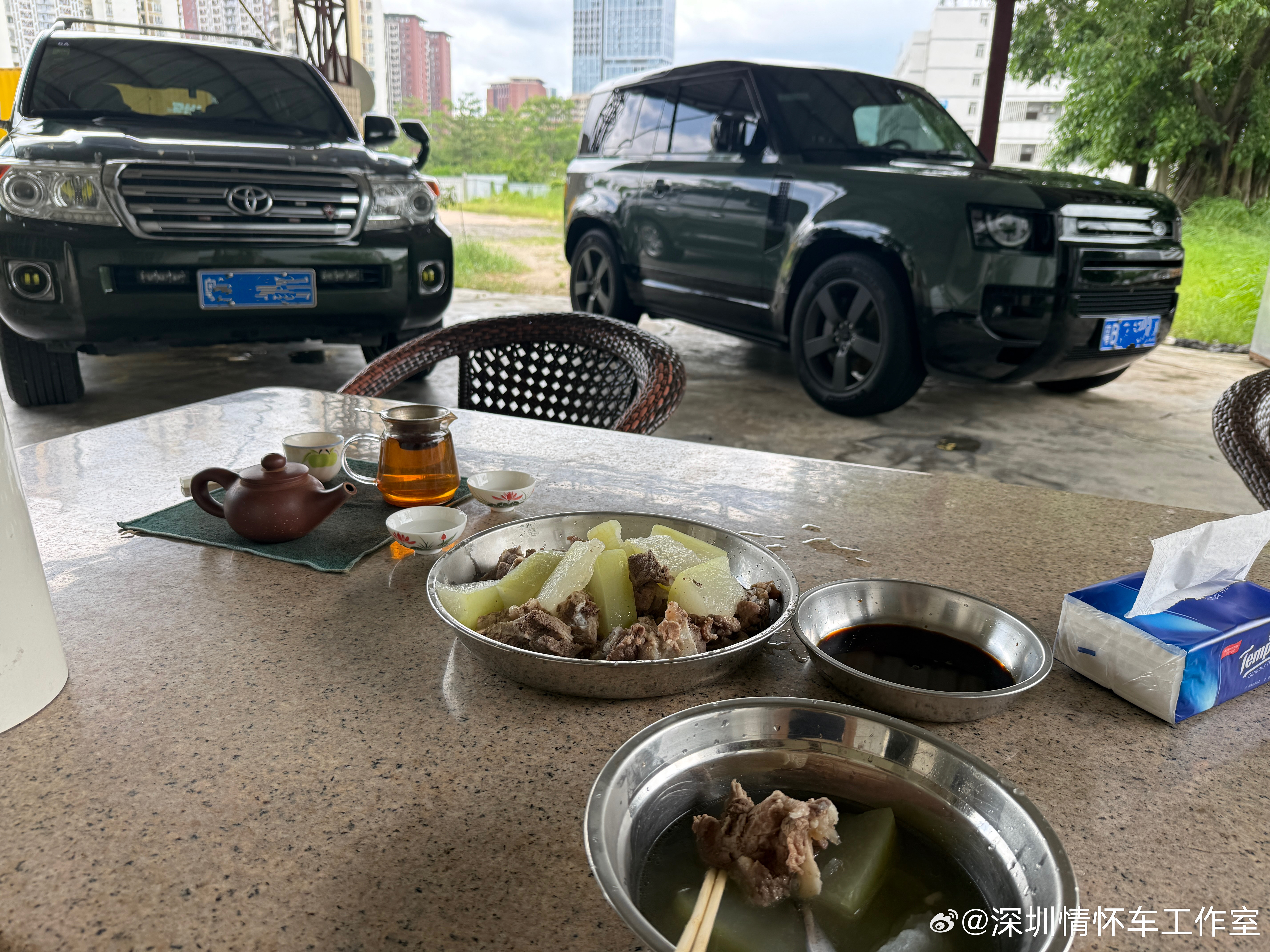 看着两台“老登车”喝茶吃饭也是一道风景越野车 深圳·中山大学深圳校区