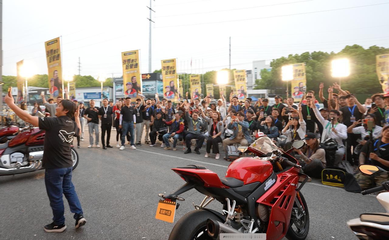 哈蒙德上海之行盛赞张雪机车中外车圈大咖上海联动诠释玩车热爱最近几天，也面临了一些