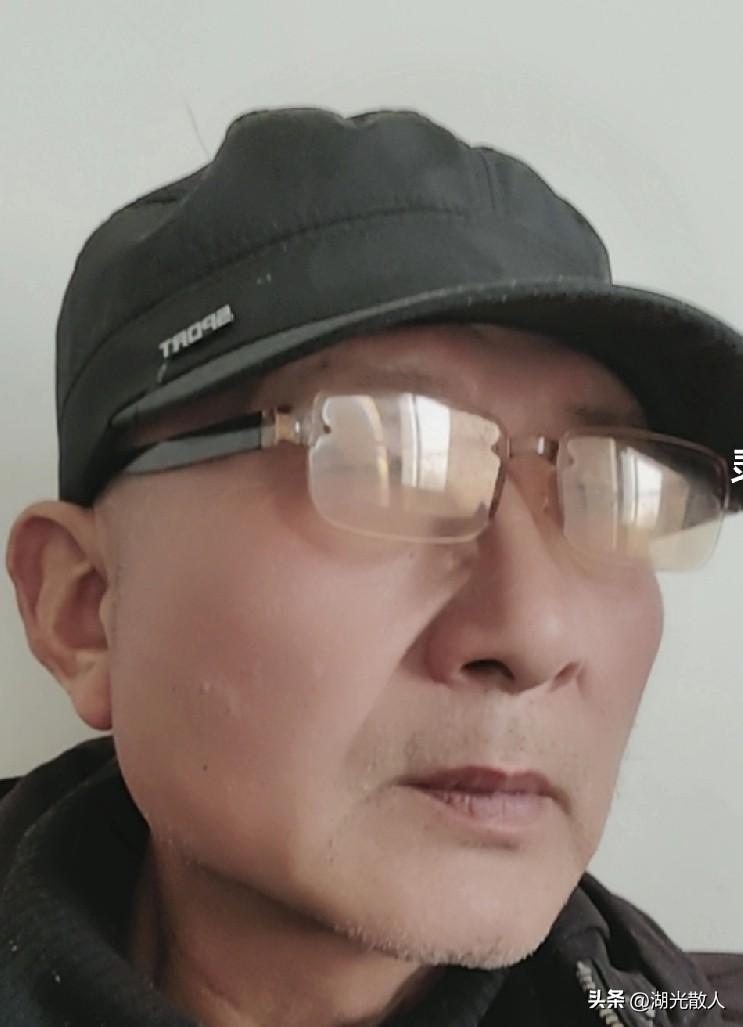 到了六十岁，越来越离不开帽子和眼镜。
不是装酷，是靠这些玩意遮盖衰老。
信不信，