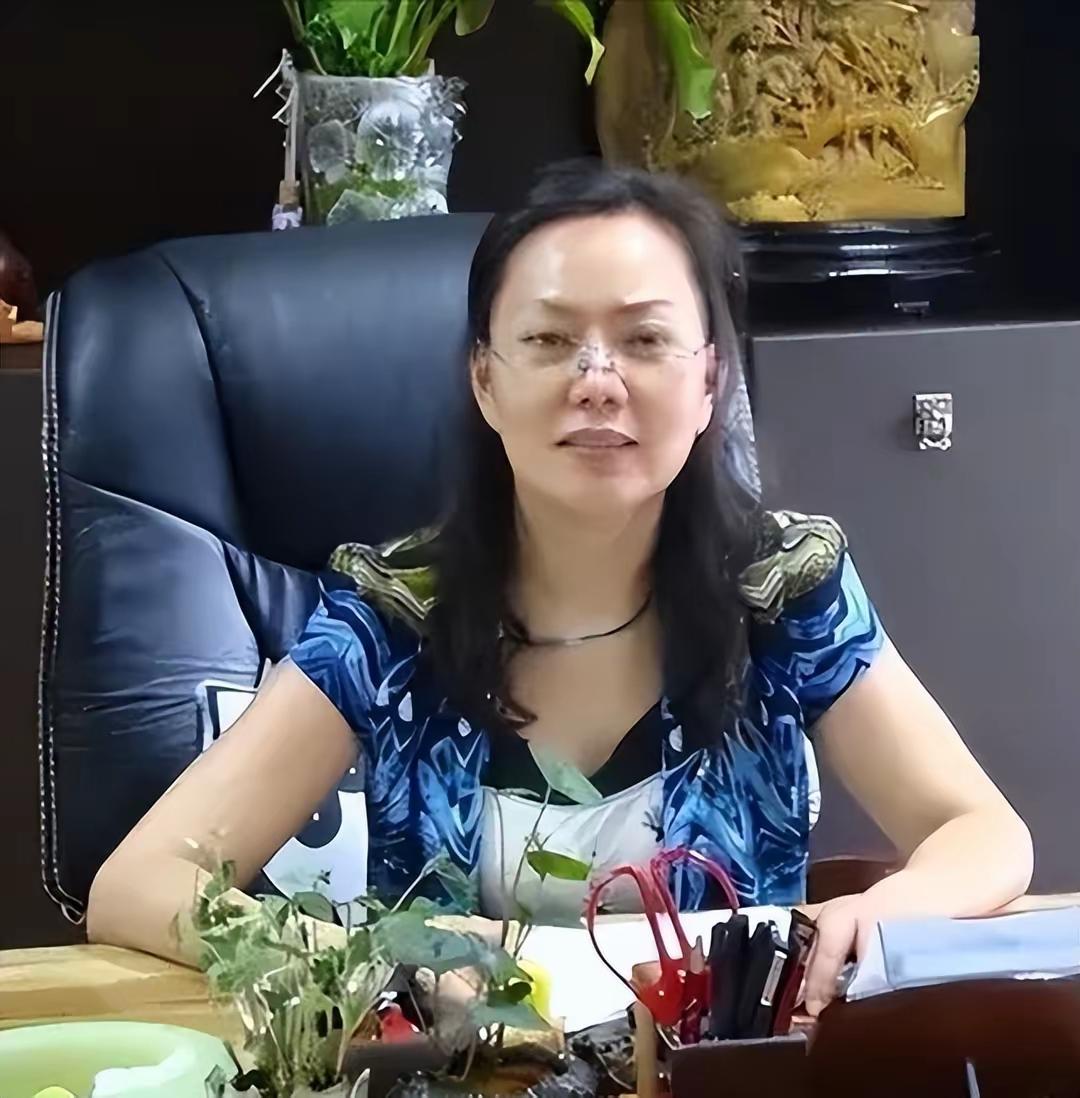 一顿饭吃掉上百万，名下23套豪宅随便挑，这位曾经风光无限的杭州“金融才女”朱丽丽