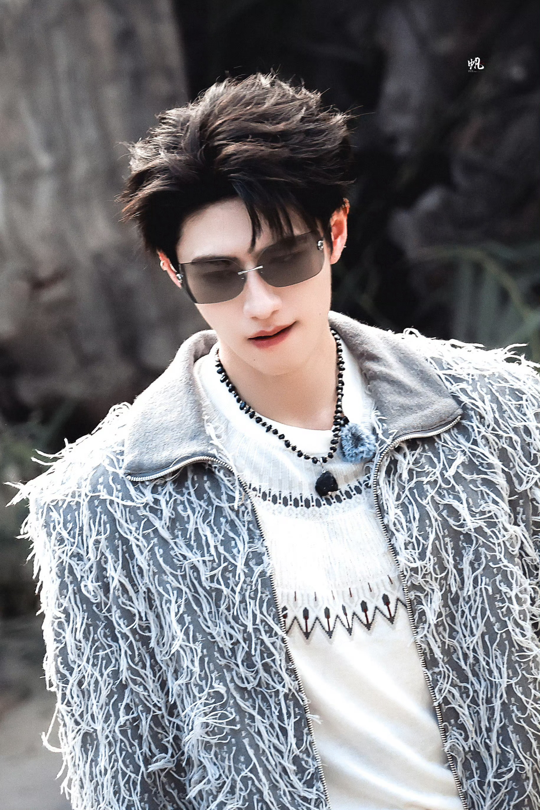 潮男出街，朱志鑫今日综艺路透，上身MAJOR CRUSH 羽絮夹克，内搭半片花瓣