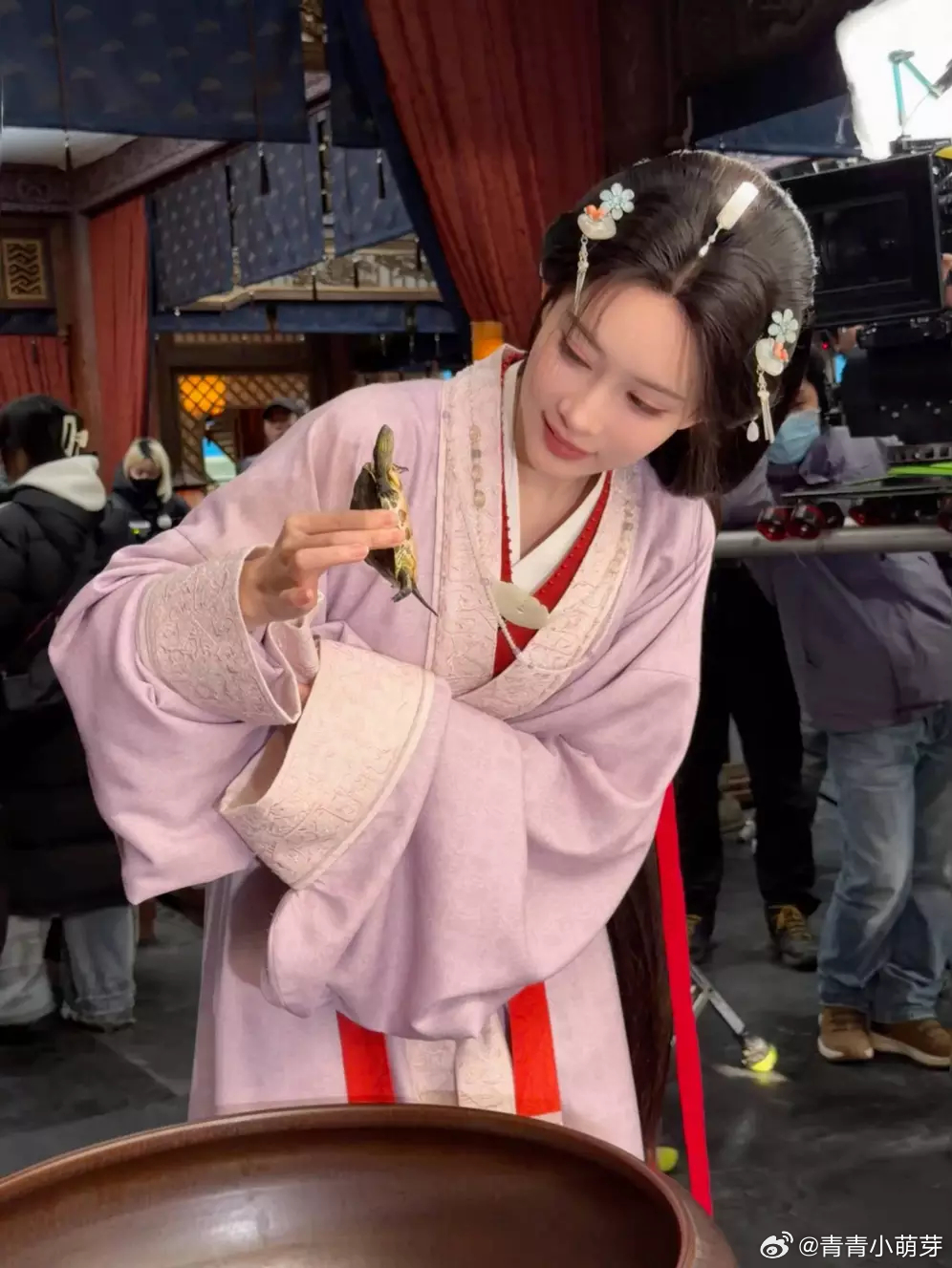 青青娱乐孟子义穿紫色汉服优雅温润 表情搞怪尽显灵动活泼 