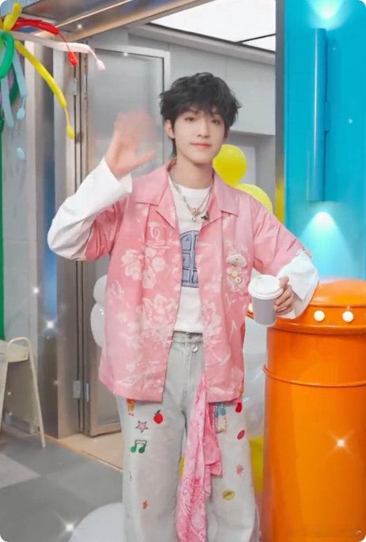 登陆少年全员打卡hi6好六街 今晚 Hi6 国庆特辑终于要播了！登陆少年全员那个