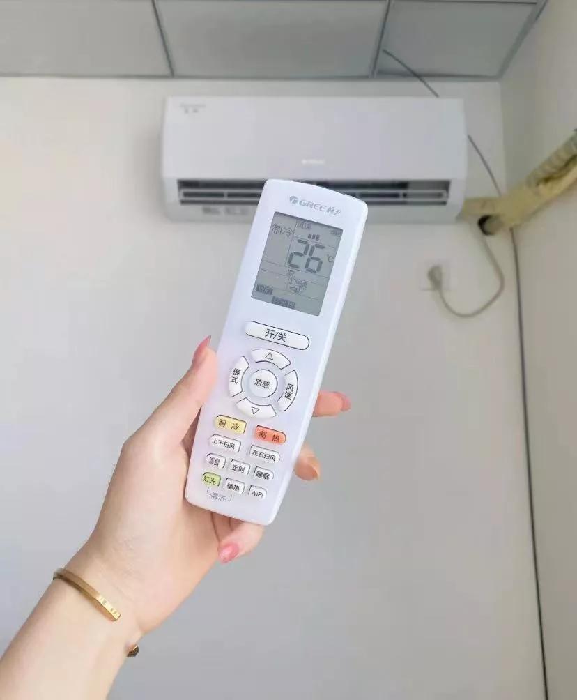 同事告诉我她们家里的空调已经有整整一周没有关了，因为自从她女儿放假回来以后，就在