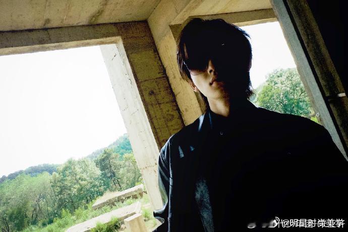 #宋亚轩黑皮衣A感##宋亚轩皮衣潮男#宋亚轩的黑皮衣造型也太A了吧！简直就是皮衣