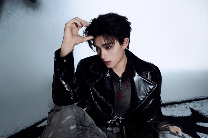 丁程鑫刺单人海报丁程鑫于锋芒中打破桎梏   丁程鑫刺单人海报，丁程鑫于锋芒中打破