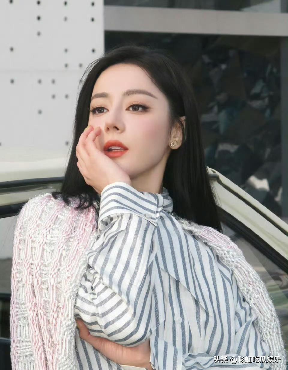 迪丽热巴太倒霉了，滞留迪拜机场赶不上明天到迪奥大秀，工作室沉默，谁都不知道会发生