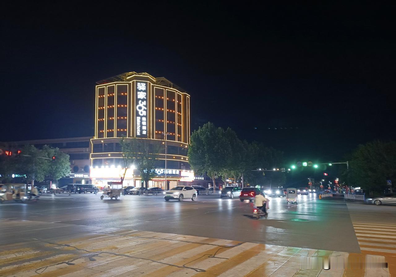 南道口之夜
矗立在西南侧，占据优势地理位置的驿家365连锁酒店与好想来品牌零食超