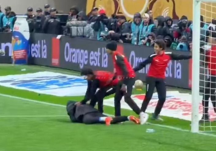 非洲杯决赛结束，塞内加尔经过加时1-0击败东道主摩洛哥获得冠军。本场比赛出现多次