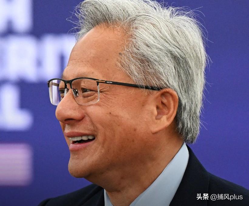 华裔首富黄仁勋批评了美国对华鹰派，捍卫了华裔的权益。黄仁勋认为，美国对华鹰派“算