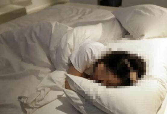 男子谎称重金约见女网友，道具骗色后反向骗走万元现金。
 
一纸袋二十万巨款竟是练