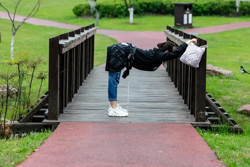学会和自己和解，遇到问题时，学会灵活变通，不钻牛角尖。要像溪水一样顺势而为，遇山