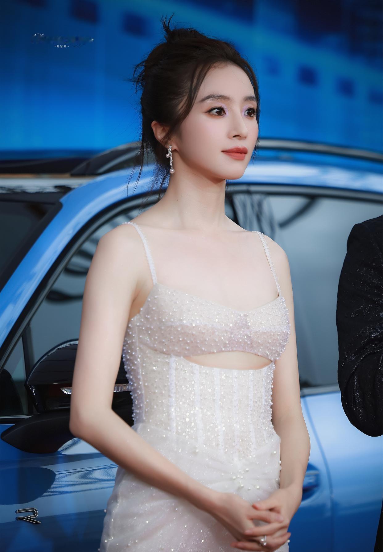 胡冰卿一袭白裙清雅脱俗，精致淡颜瞬间俘获人心！ 