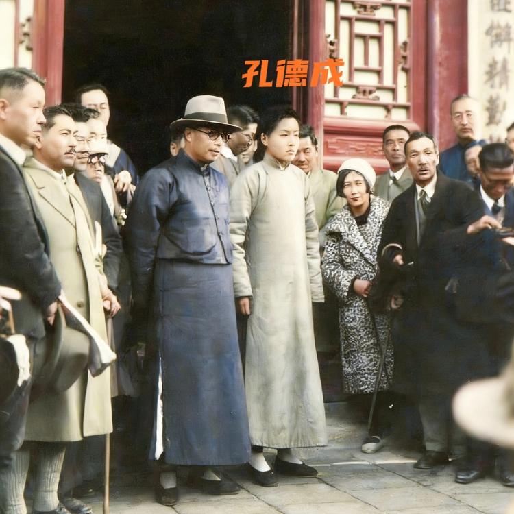 30年代，孔子七十七代孙孔德成，在山东曲阜孔庙前，一张罕见的留影，从镜头中我们可