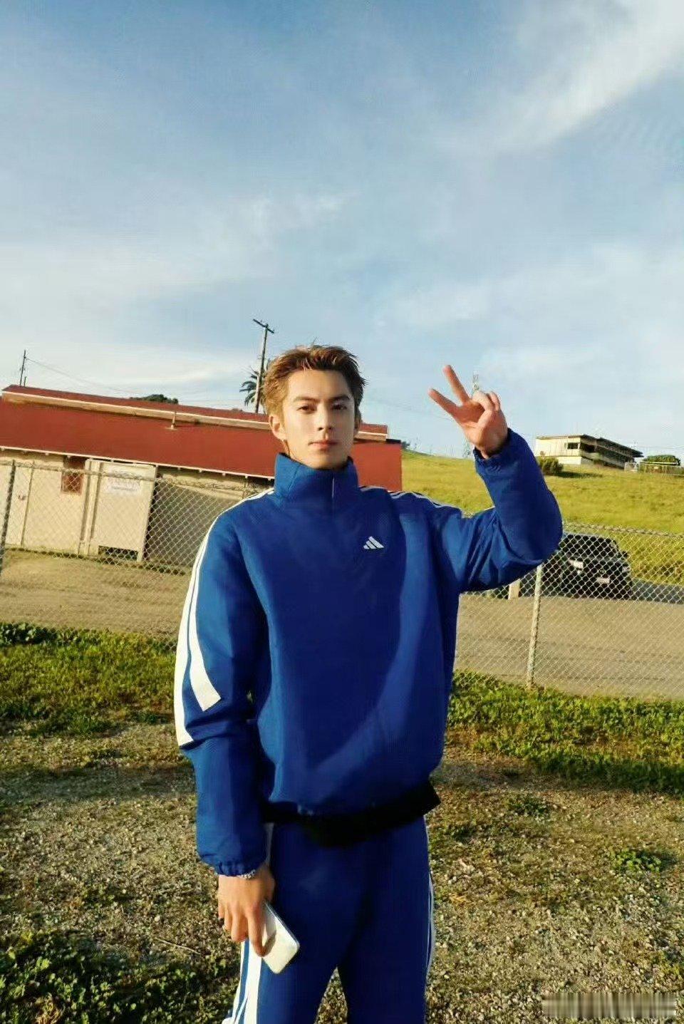 王鹤棣大年初四开工亲爱的客栈湘味十足的新年，跟着棣棣一起红火开工，步步高升。 