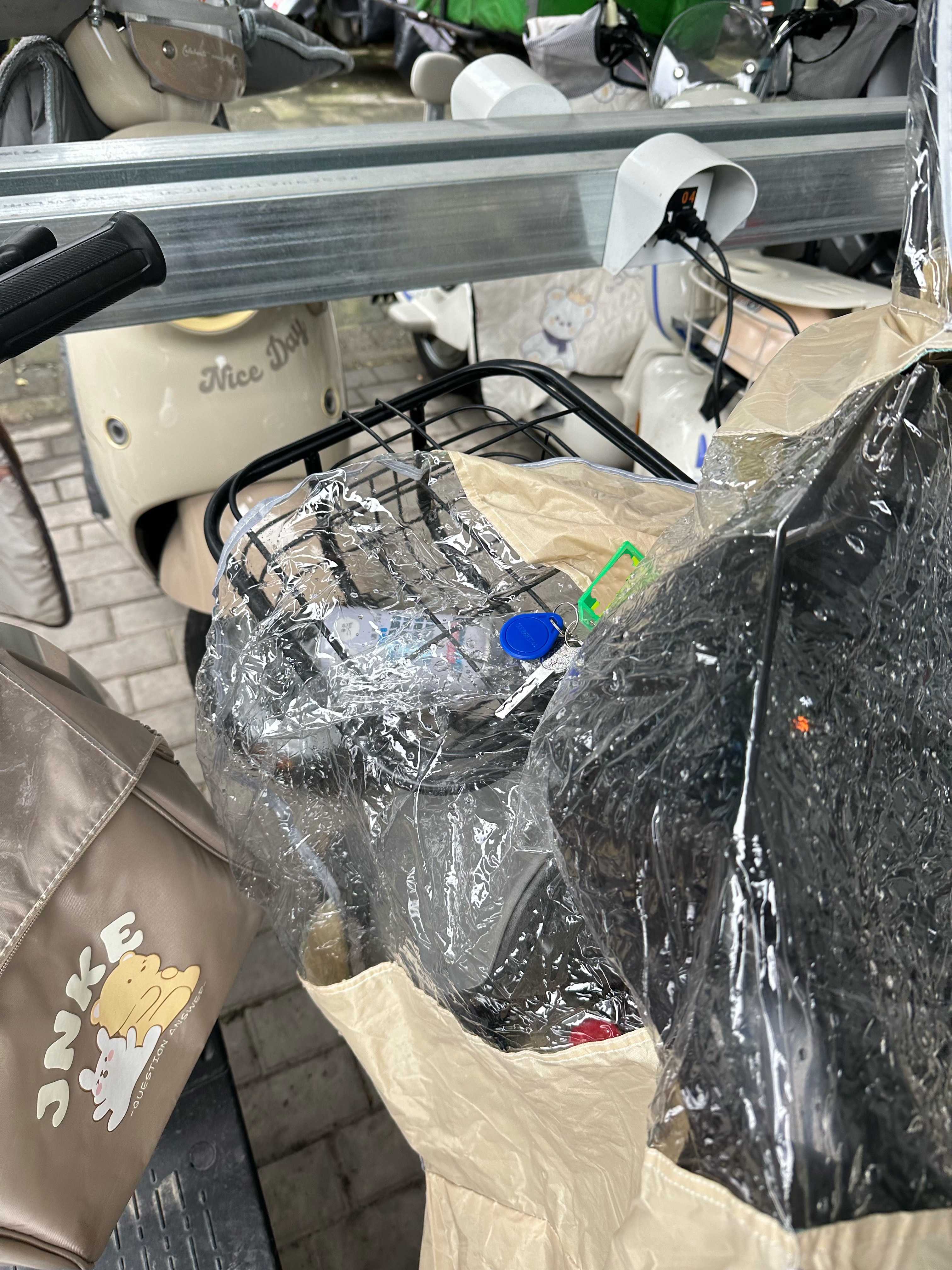 差点就进不了家门兄妹俩上学我跟着下楼了，想着给电动车充上电。准备回家的时候，我忽