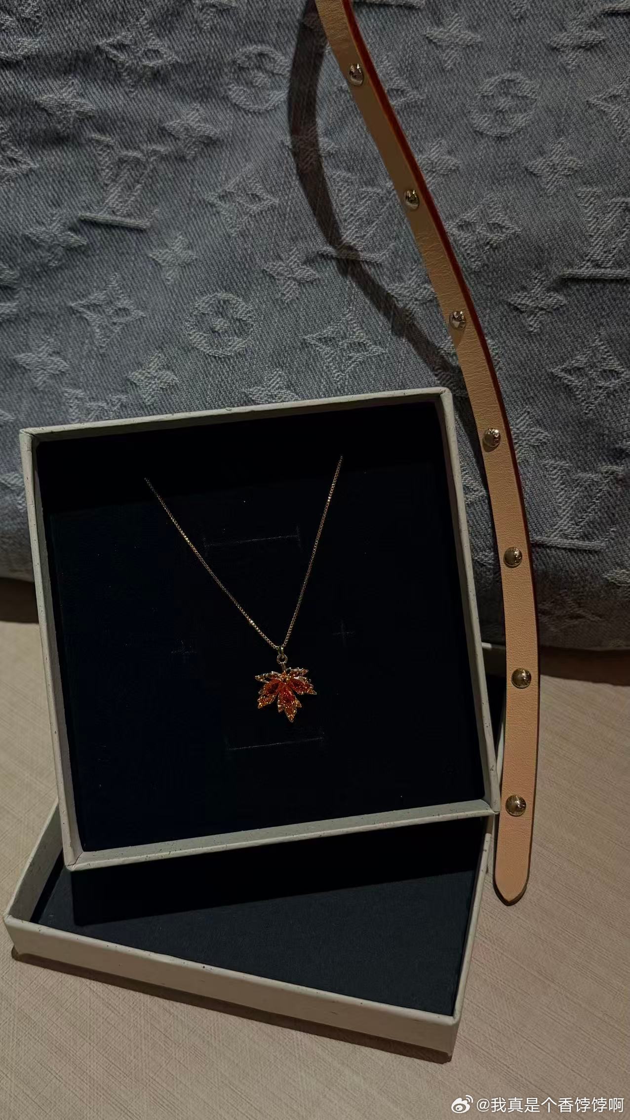 俺闺蜜就是这么宠，看到树叶项链给我买，过生日给定树叶蛋糕，在国外无聊给我做树叶拼