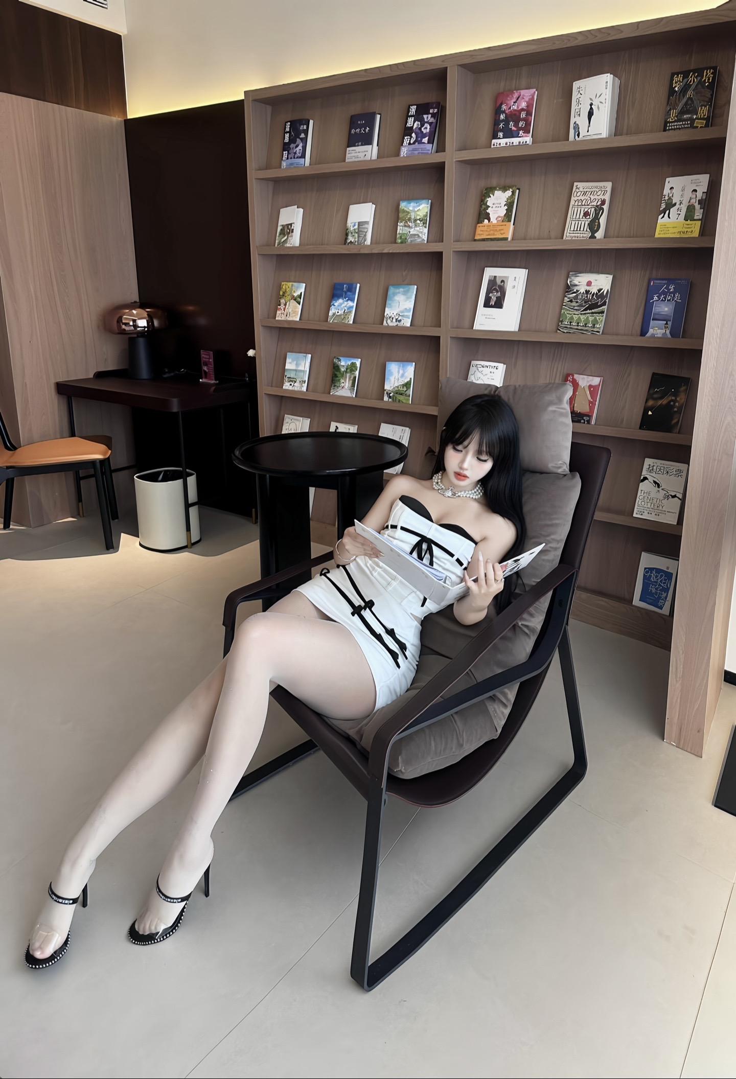 你身上的帕尔玛香水味 代替烟弥漫我整个心和肺