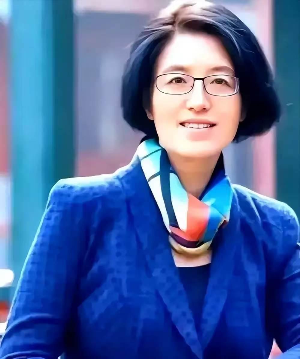 骨灰能扔垃圾桶？北大教授的遗嘱火了，背后算的是一笔谁都没细看的账。
李玲老师在金