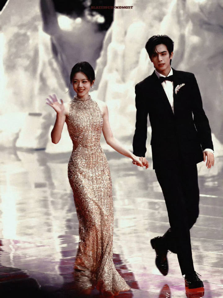 骄阳似我30集封神 【赵今麦 宋威龙】完全是新郎新娘和亲友们打着招呼走进婚礼殿堂