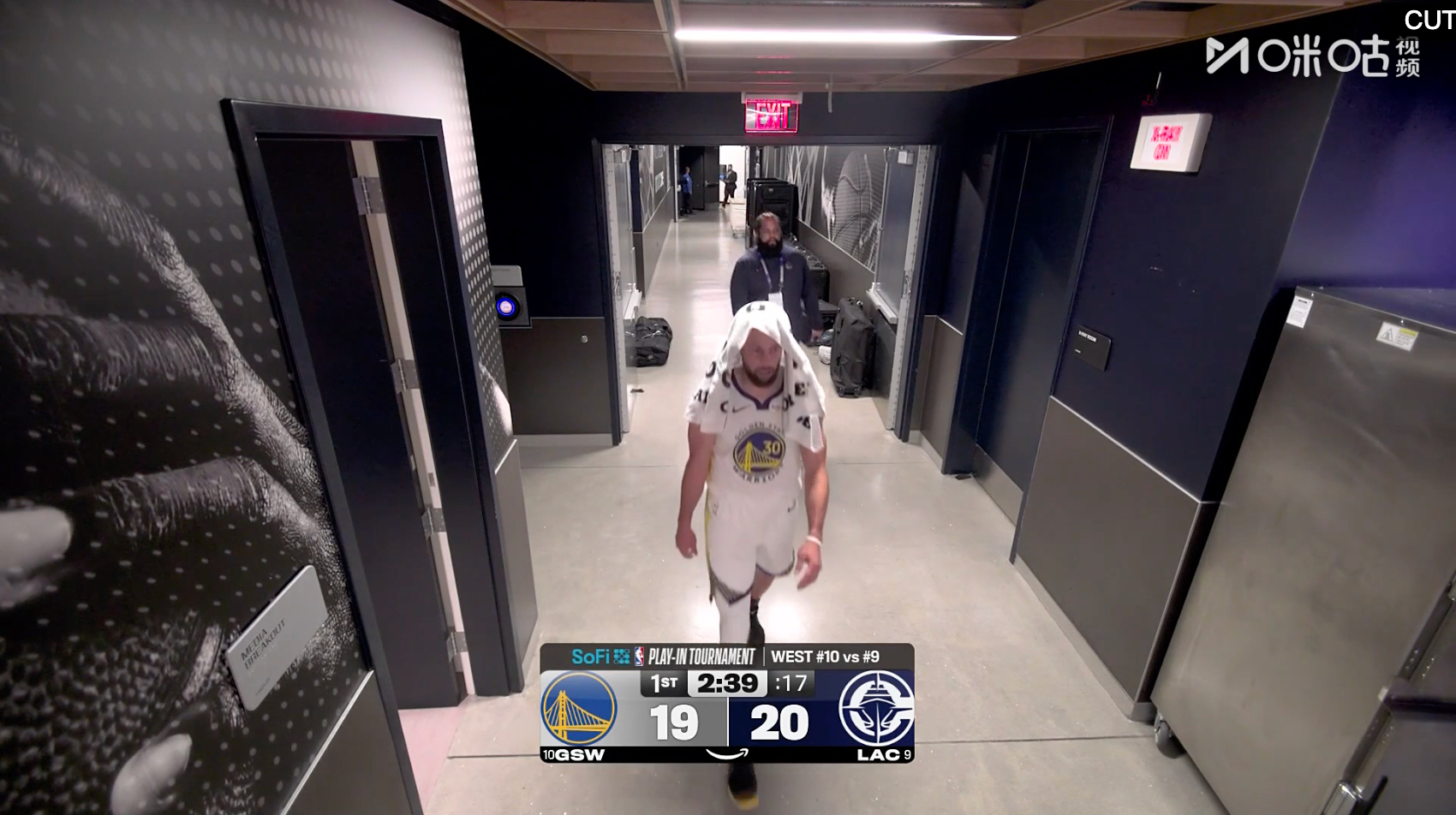 #库里突然返回更衣室# 怎么回事？比赛打着打着，库里突然回更衣室了。。#看NBA