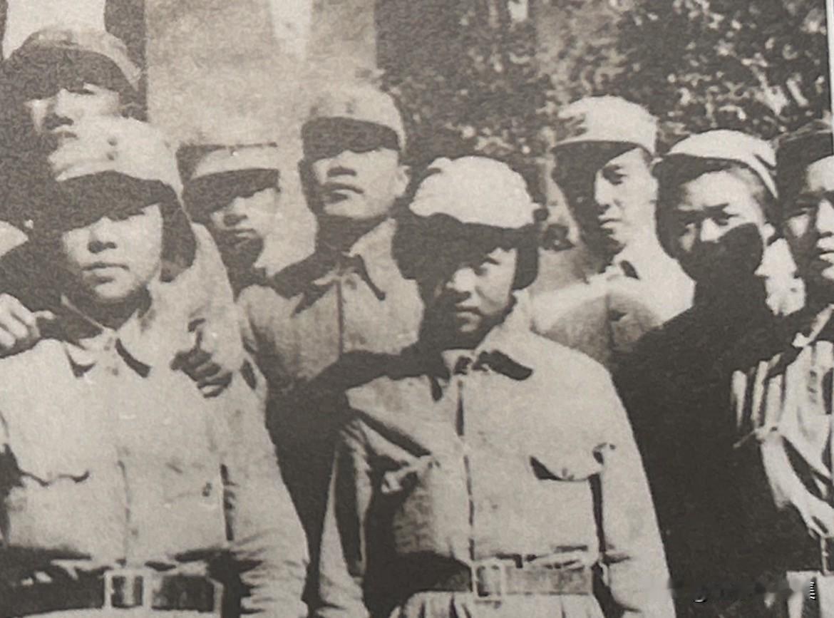 1940年春，在晋察冀军区第三军分区驻地，抗大总校第一团团长苏振华（右三）、晋察