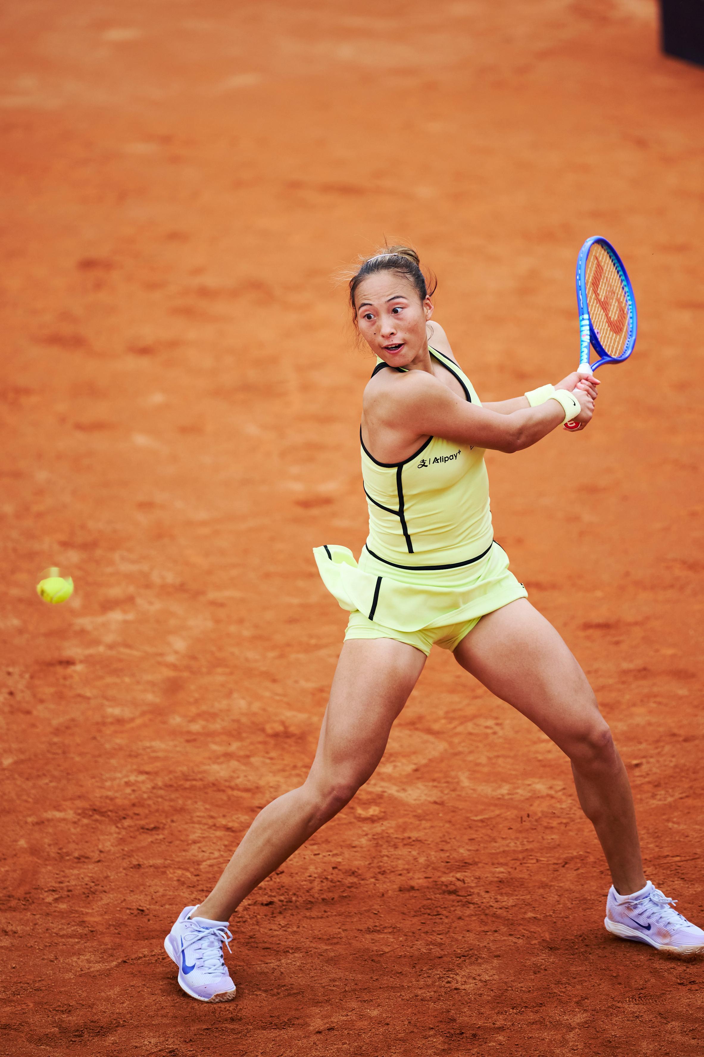 郑钦文漂亮反手拉拍！摄影：记者 李建艺拍于WTA 罗马首站郑钦文体育大赏法网20