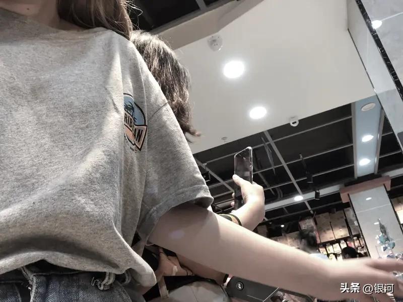 我还挺认同“物以类聚，人以群分”的。就拿我自己来说，我喜欢户外运动，身边的朋友大