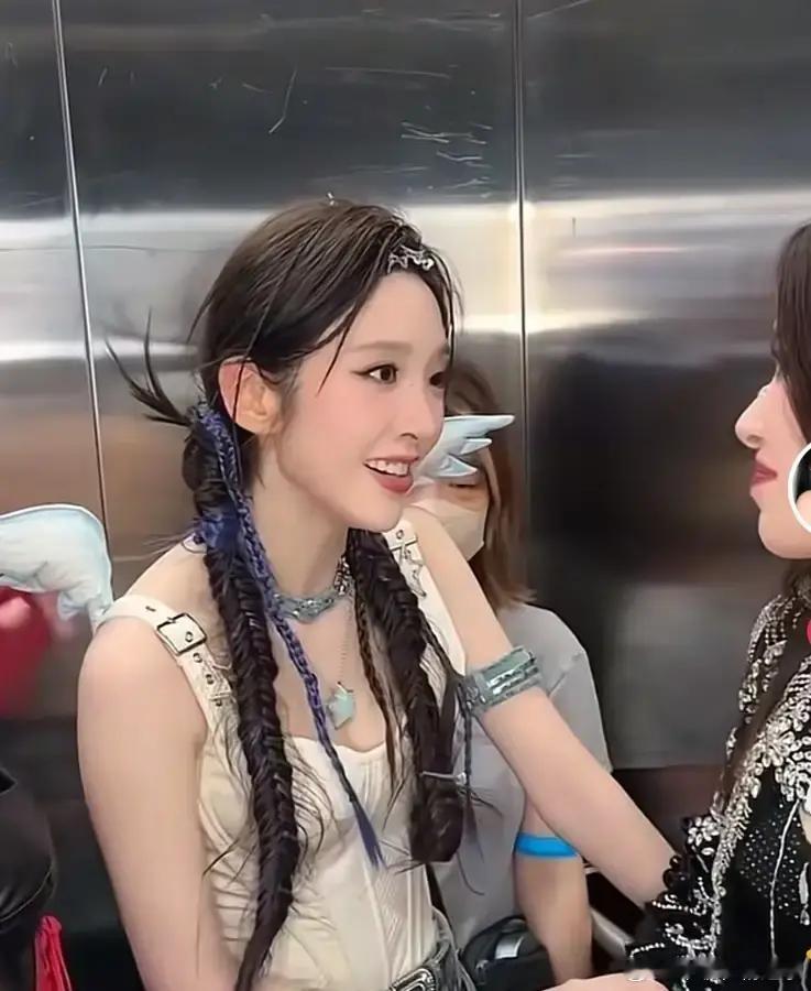 2019年婚礼当天，新郎他爸欠了4个亿。所有镜头都等着拍新娘的笑话——她会不会当