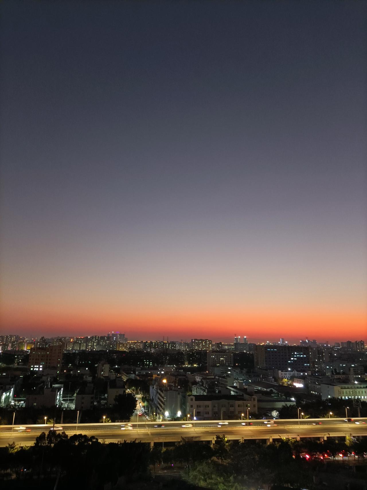 发张你手机里最美的夕阳照可以吗昨天晚上拍到的天空夕阳，很美丽[赞]