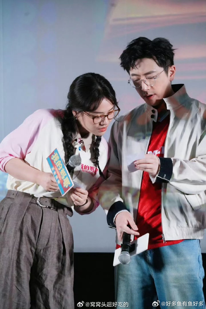 马思纯白客路演现场发喜糖 《我的妈耶》深圳路演太好哭！马思纯头纱配白客挽手，观众