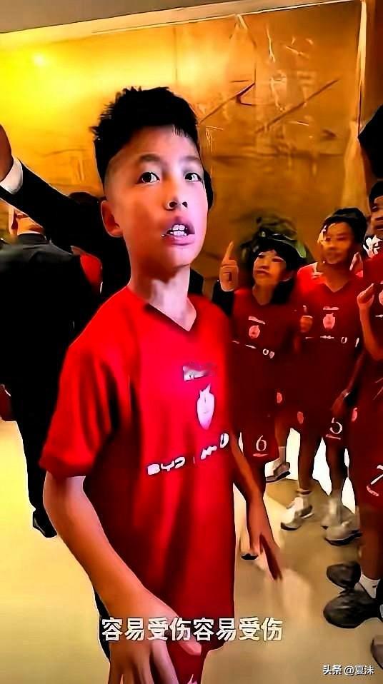 12岁的中国足球小将孟新艺，在央视直播的颁奖礼上，直接拒绝了主持人让他现场来个空