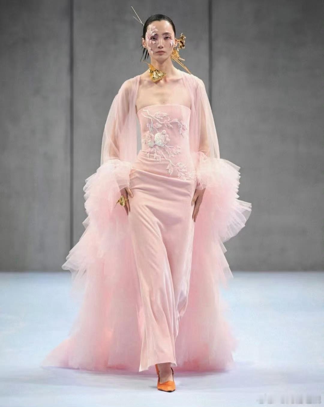 粉色抹胸裙成为宋祖儿尖叫之夜的造型核心，设计简洁大方，搭配得体妆容，尽显优雅灵动