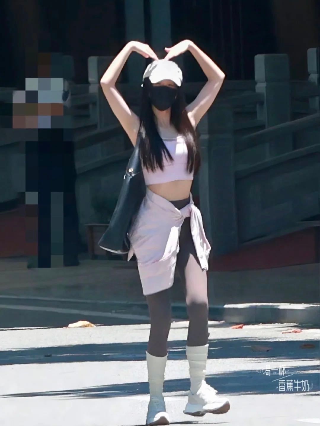 来自活力欣欣子今日机场穿搭分享   ～粉紫色运动瑜伽服配咖棕 Leggings 