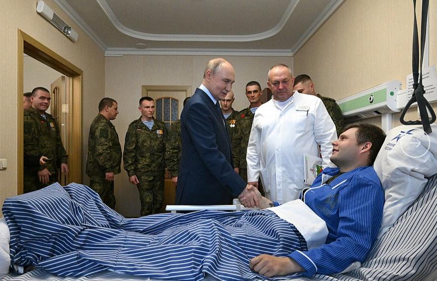 看望伤员，普京讲话中透露多项重要信息

普京前往以彼得·曼德瑞克命名的俄罗斯联邦